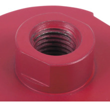 Nahaufnahme einer roten Werkzeugaufnahme mit Innengewinde aus Metall.