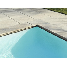 Poolumrandung aus Steinplatten