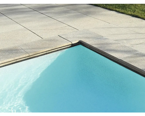 Poolumrandung aus Steinplatten