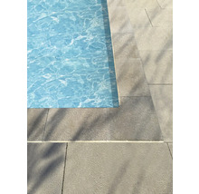 Nahaufnahme eines Pools mit Steinfliesen