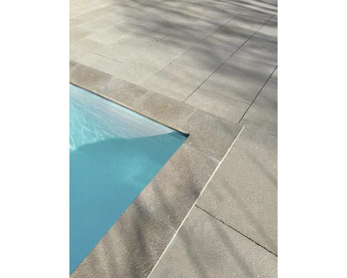 Poolumrandung mit Natursteinplatten