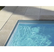 Nahaufnahme eines Pools mit Beckenrandsteinen