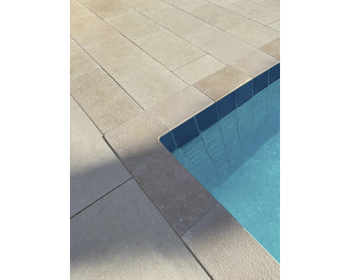 Detailansicht von Steinplatten um einen Pool