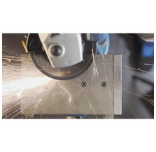 Winkelschleifer beim Schneiden von Metall mit Funkenflug