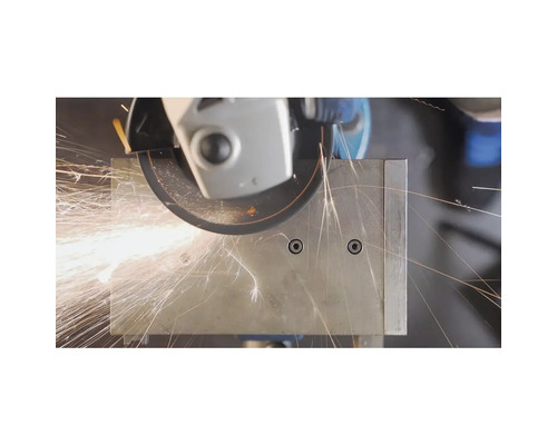 Winkelschleifer beim Schneiden von Metall mit Funkenflug