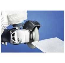 Eine Person benutzt einen Winkelschleifer zum Schneiden eines Werkstücks.