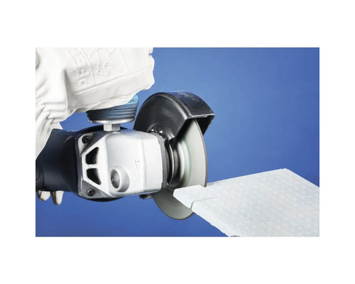 Eine Person benutzt einen Winkelschleifer zum Schneiden eines Werkstücks.