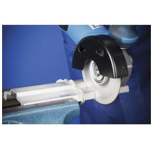 Winkelschleifer schneidet ein Metallprofil ein, das in einem Schraubstock eingespannt ist.