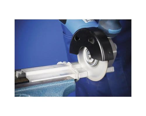 Winkelschleifer schneidet ein Metallprofil ein, das in einem Schraubstock eingespannt ist.