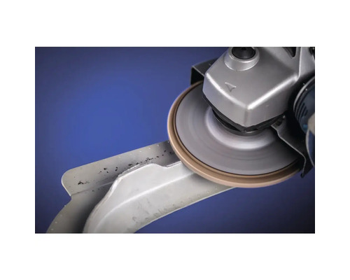 Ein Winkelschleifer schleift Metall.