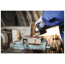 Metallbearbeitung mit einem Winkelschleifer und Schraubstock.