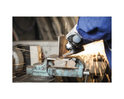 Metallbearbeitung mit einem Winkelschleifer und Schraubstock.