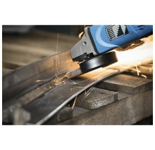 Winkelschleifer beim Schleifen von Metall mit Funkenflug