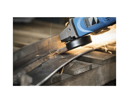 Winkelschleifer beim Schleifen von Metall mit Funkenflug