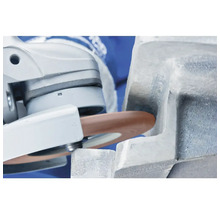 Eine Trennscheibe an einer Schleifmaschine bearbeitet ein Werkstück.