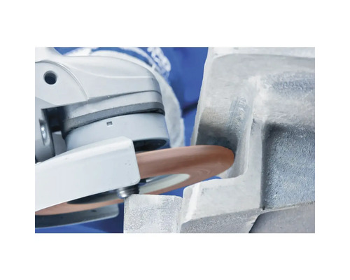 Eine Trennscheibe an einer Schleifmaschine bearbeitet ein Werkstück.