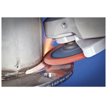 Eine Schleifmaschine glättet eine Metalloberfläche und erzeugt Funken.