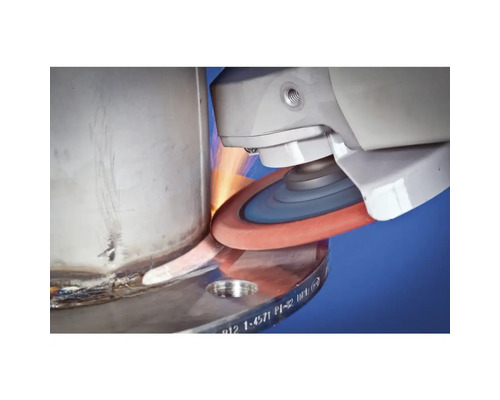 Eine Schleifmaschine glättet eine Metalloberfläche und erzeugt Funken.