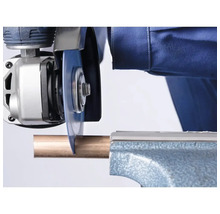 Rohr wird mit einem Winkelschleifer getrennt