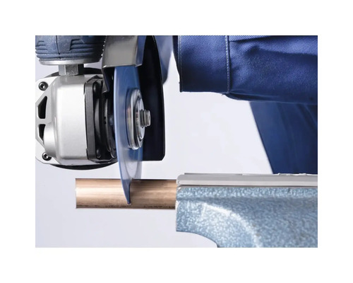 Rohr wird mit einem Winkelschleifer getrennt