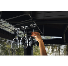 Weinregal mit Weingläsern und Hand unter einem Pavillon