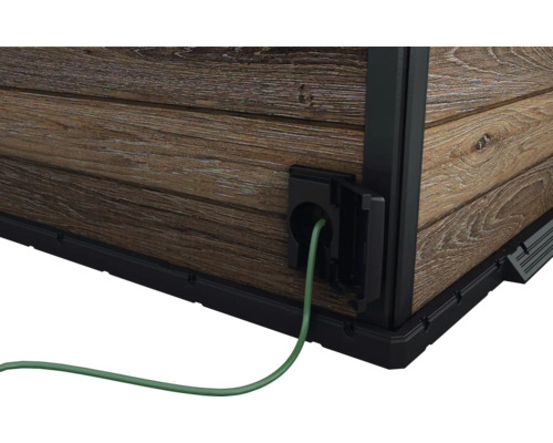 Detailansicht eines Gartenhauses mit Stromanschluss und Kabel