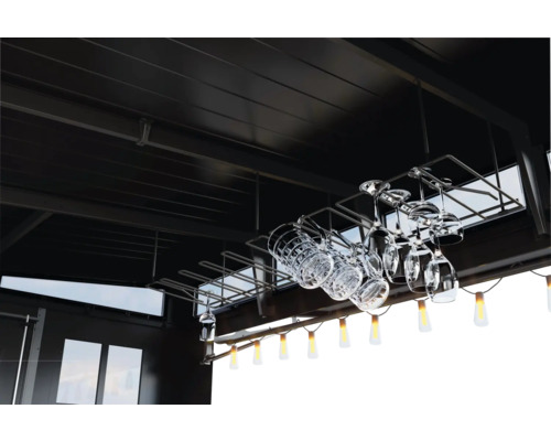 Bar mit Gläserhalterung und Gläsern unter der Decke