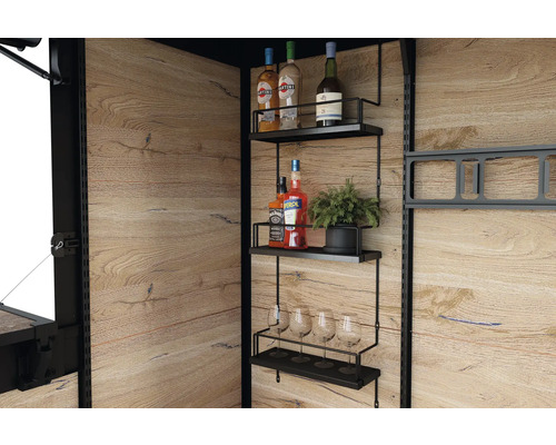 Regalsystem mit Getränken und Gläsern an Holzwand