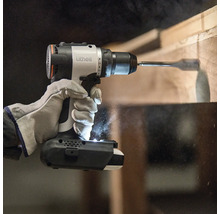 Eine Person bohrt mit einem Akku-Bohrschrauber der Marke Lithell in ein Holzbrett.