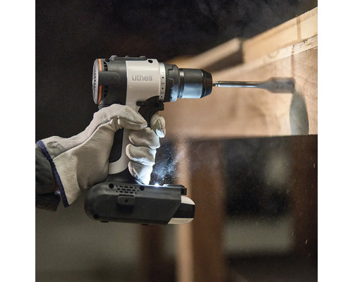 Eine Person bohrt mit einem Akku-Bohrschrauber der Marke Lithell in ein Holzbrett.