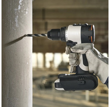 Akkubohrmaschine beim Bohren in Betonwand