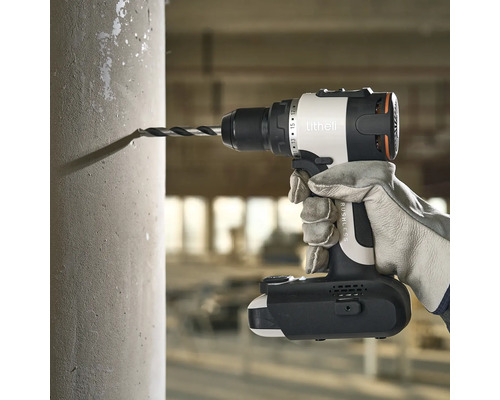 Akkubohrmaschine beim Bohren in Betonwand