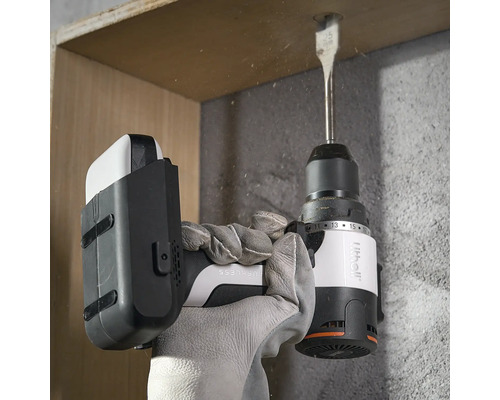 Akkubohrschrauber mit Spatenbohrer in Holz