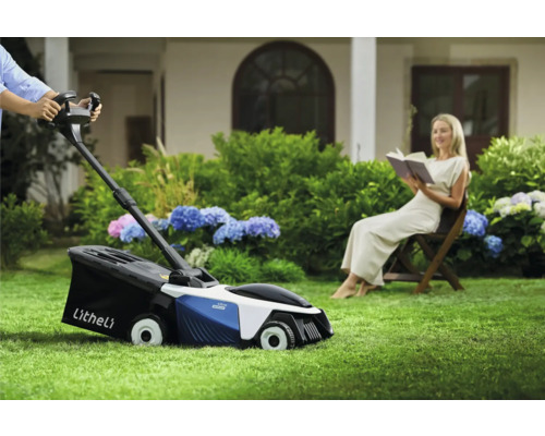 Szene mit Rasenmäher in Betrieb und entspannter Frau im Garten