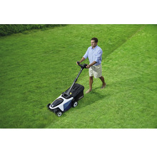 Ein Mann mäht den Rasen mit einem Rasenmäher.