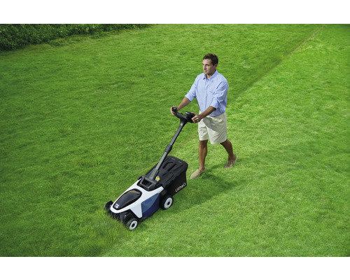 Ein Mann mäht den Rasen mit einem Rasenmäher.