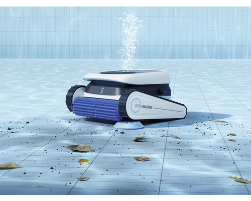 Poolreinigungsroboter im Einsatz, der Schmutz und Blätter vom Poolboden entfernt
