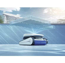 Schwimmbadreinigungsroboter im Schwimmbecken mit sichtbarer Reinigungsfläche