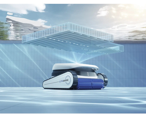 Schwimmbadreinigungsroboter im Schwimmbecken mit sichtbarer Reinigungsfläche
