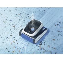 Poolreinigungsroboter bei der Arbeit im Schwimmbecken