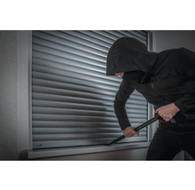Einbrecher versucht, einen Rollladen mit einem Brecheisen aufzuhebeln