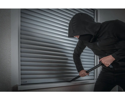 Einbrecher versucht, einen Rollladen mit einem Brecheisen aufzuhebeln