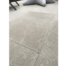 Terrassenplatten aus Naturstein mit matter Oberfläche, verlegt im Außenbereich.