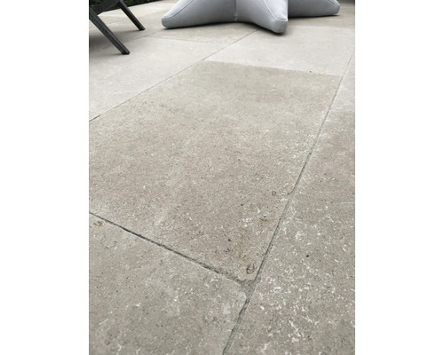 Terrassenplatten aus Naturstein mit matter Oberfläche, verlegt im Außenbereich.