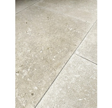 Bodenfliesen aus Naturstein mit strukturierter Oberfläche und fossilen Einschlüssen.