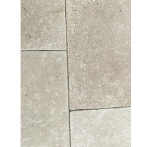 Bodenplatten aus Naturstein mit strukturierter Oberfläche und sichtbaren Fugen.