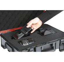 Kameraausrüstung in einem robusten Transportkoffer mit Schaumstoffeinlage für Objektiv, Kamera und Blitzgerät.