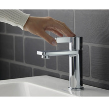 Armatur im Badezimmer mit Hand