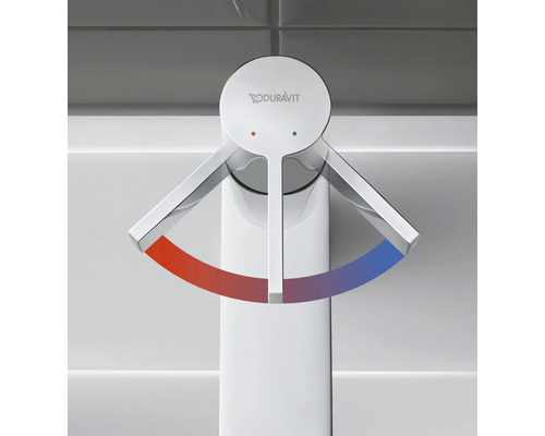 Nahaufnahme einer Armatur mit Temperaturregler und Duravit Logo