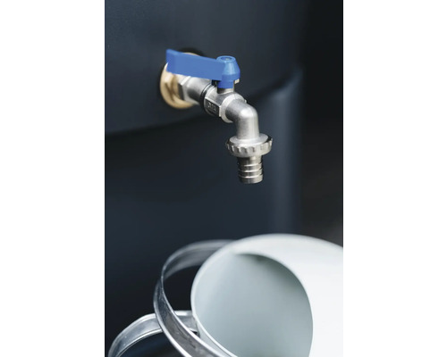 Wasserhahn mit blauem Griff und Eimer